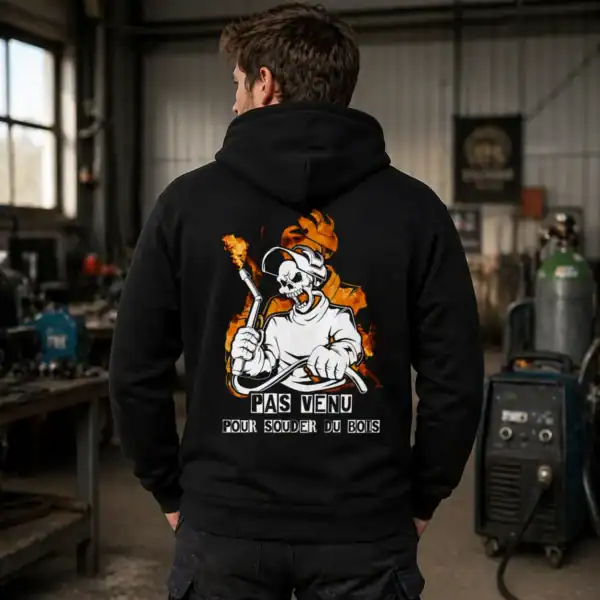 Sweat à capuche pas venu pour souder du bois porté par homme de dos en atelier industriel