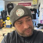 bonnet personnalisé patch amovible porté rendu réel personnalisation logo pilou shop 64 atelier pau