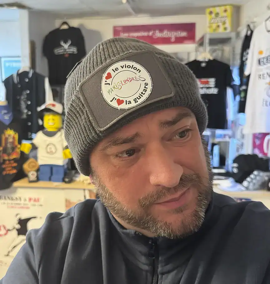 bonnet personnalisé patch amovible porté rendu réel personnalisation logo pilou shop 64 atelier pau