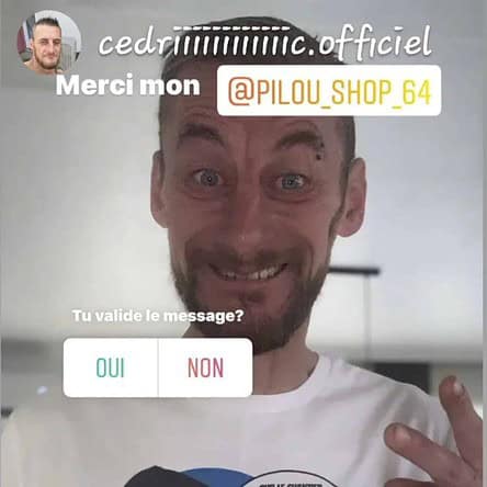 homme avec t-shirt imprimé le jambon beurre c'est la vie