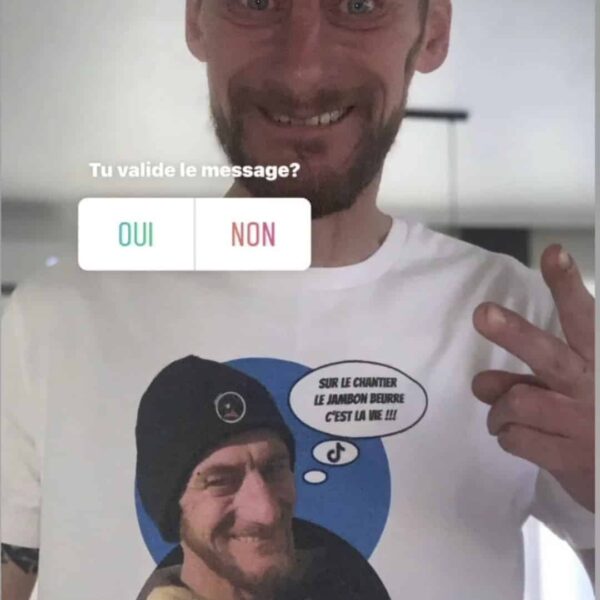 homme avec t-shirt imprimé le jambon beurre c'est la vie