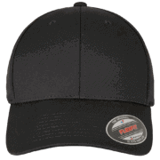 Casquette noire avec visière arrondie et étiquette Flexfit.