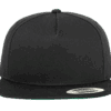 Casquette noire moderne avec visière plate.