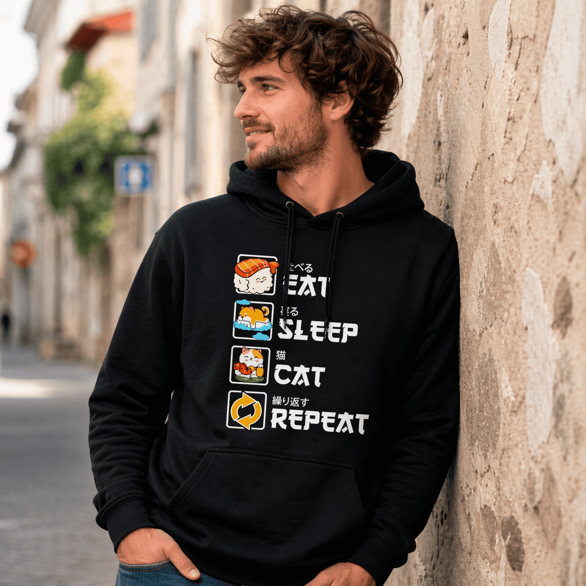 T-shirt noir eat sleep cat repeat porté par homme en extérieur ville