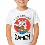 enfant portant t shirt blanc ramen chat kawaii humour japonais design bol de ramen illustration kawaii tee shirt enfant blanc imprimé pilou shop 64