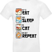 T-shirt blanc avec texte japonais et dessins kawaii.