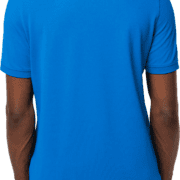 Dos d'un homme portant un polo bleu