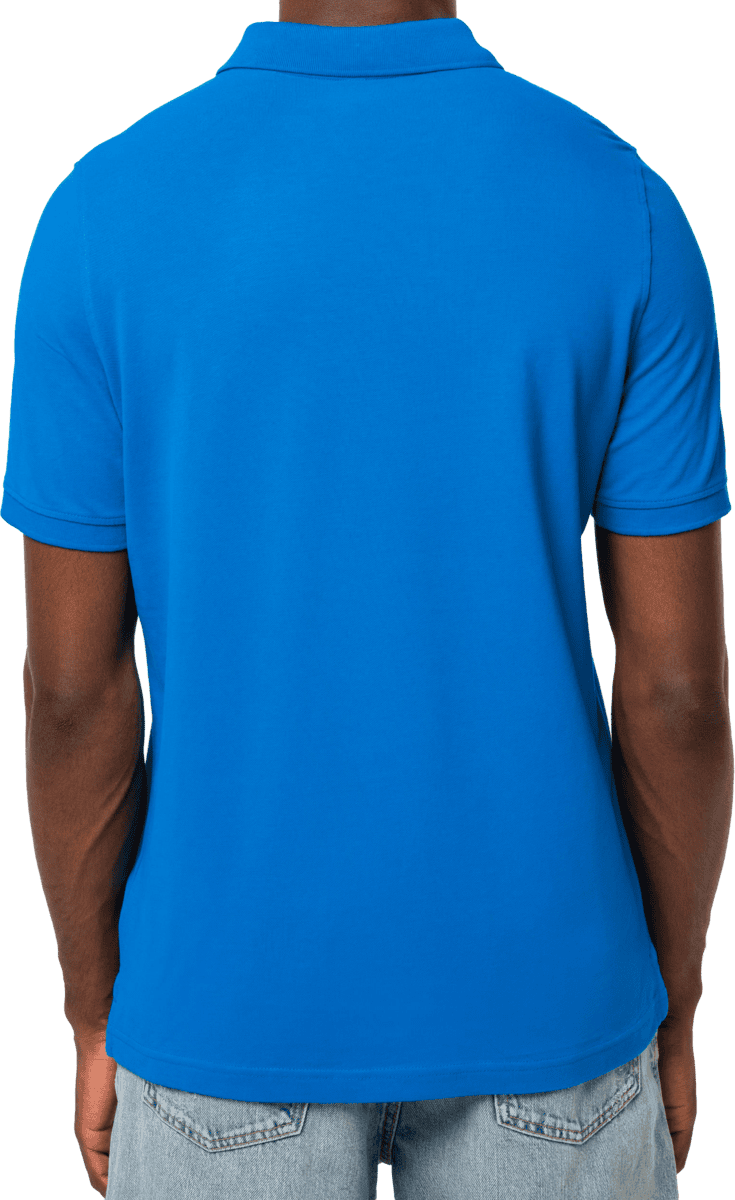 Dos d'un homme portant un polo bleu