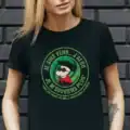 T-shirt noir humour alcool avec message drôle et visuel circulaire imprimé en DTF haute qualité – Pilou Shop 64 porté par une femme un lendemain de cuite