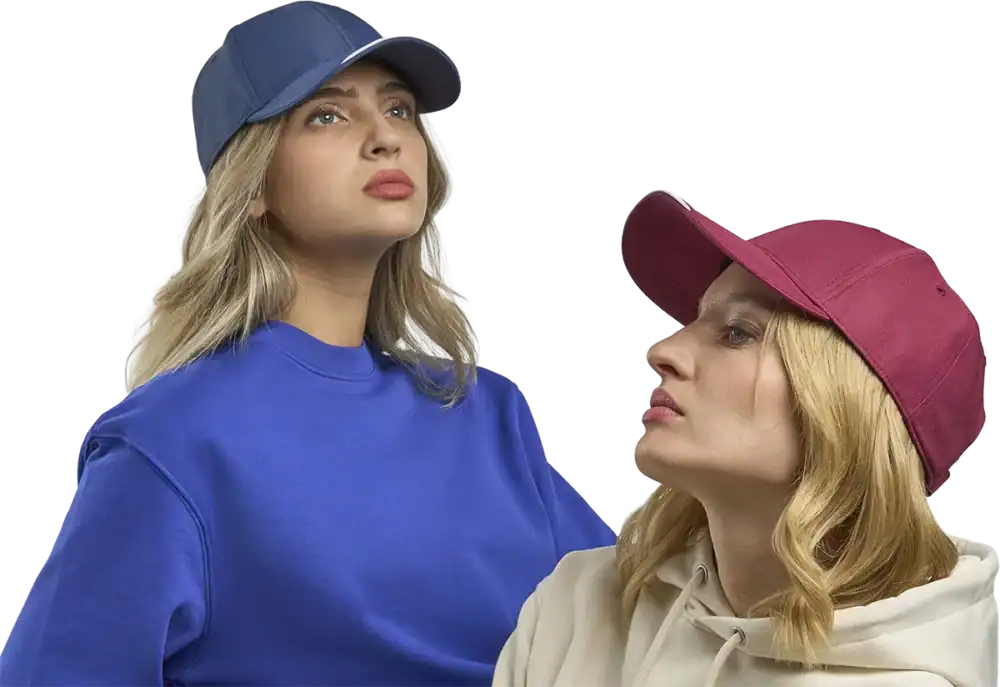 Casquette Atlantis Estoril personnalisable avec visière contrastée marquage logo entreprise Pilou Shop 64 bleu royale et bordeaux portées par 2 femmes
