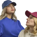 Casquette Atlantis Estoril personnalisable avec visière contrastée marquage logo entreprise Pilou Shop 64 bleu royale et bordeaux portées par 2 femmes