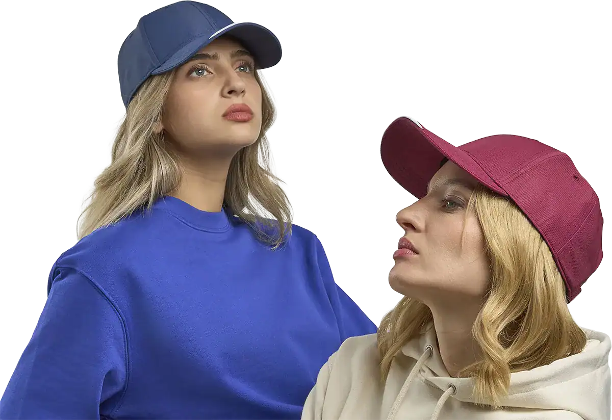 Casquette Atlantis Estoril personnalisable avec visière contrastée marquage logo entreprise Pilou Shop 64 bleu royale et bordeaux portées par 2 femmes