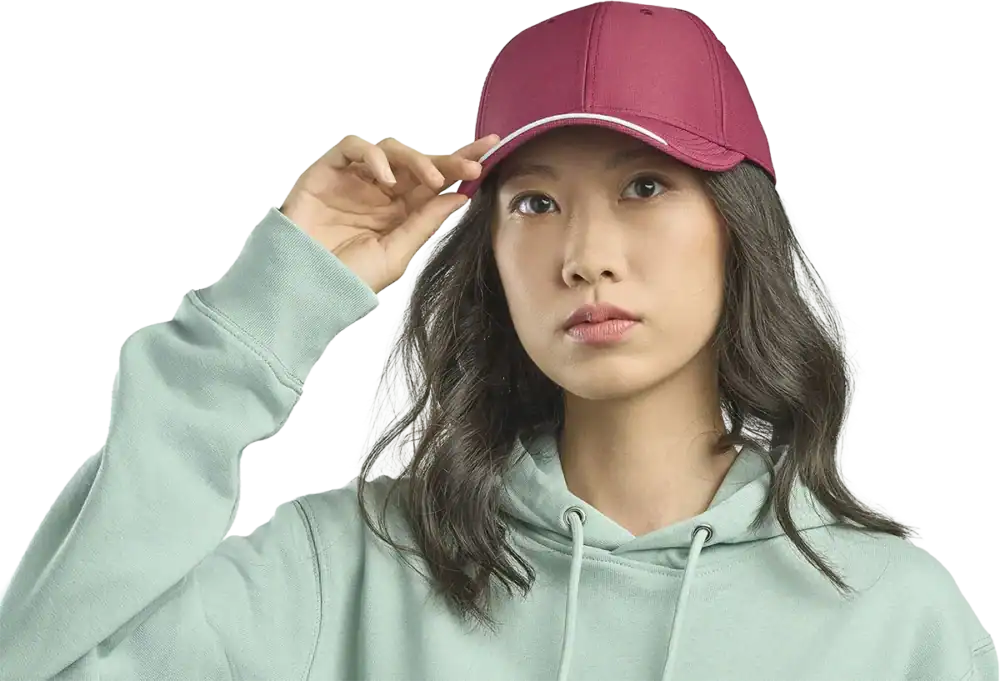 Casquette Atlantis Estoril personnalisable avec visière contrastée marquage logo entreprise Pilou Shop 64 bordeaux portée par une femme