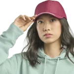 Casquette Atlantis Estoril personnalisable avec visière contrastée marquage logo entreprise Pilou Shop 64 bordeaux portée par une femme