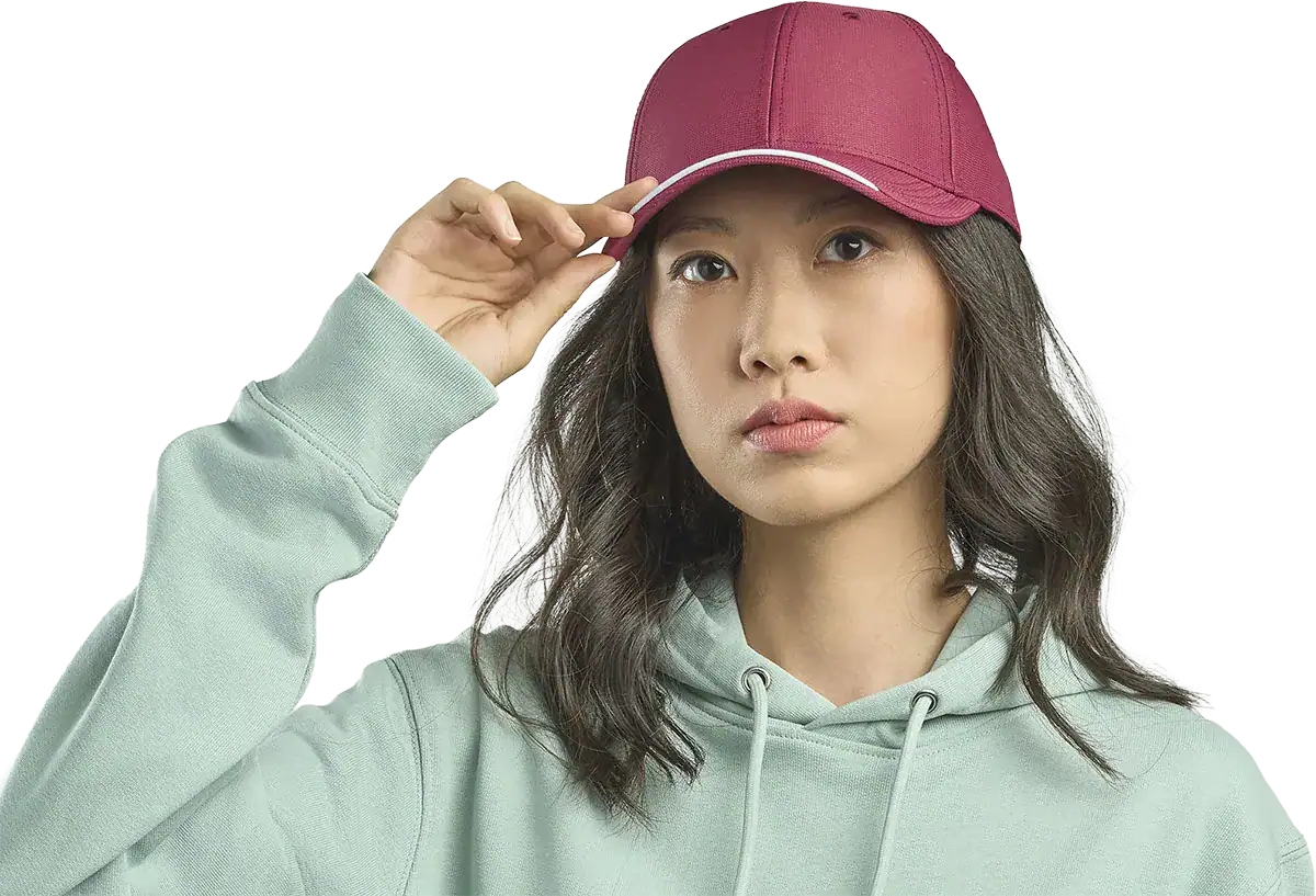Casquette Atlantis Estoril personnalisable avec visière contrastée marquage logo entreprise Pilou Shop 64 bordeaux portée par une femme