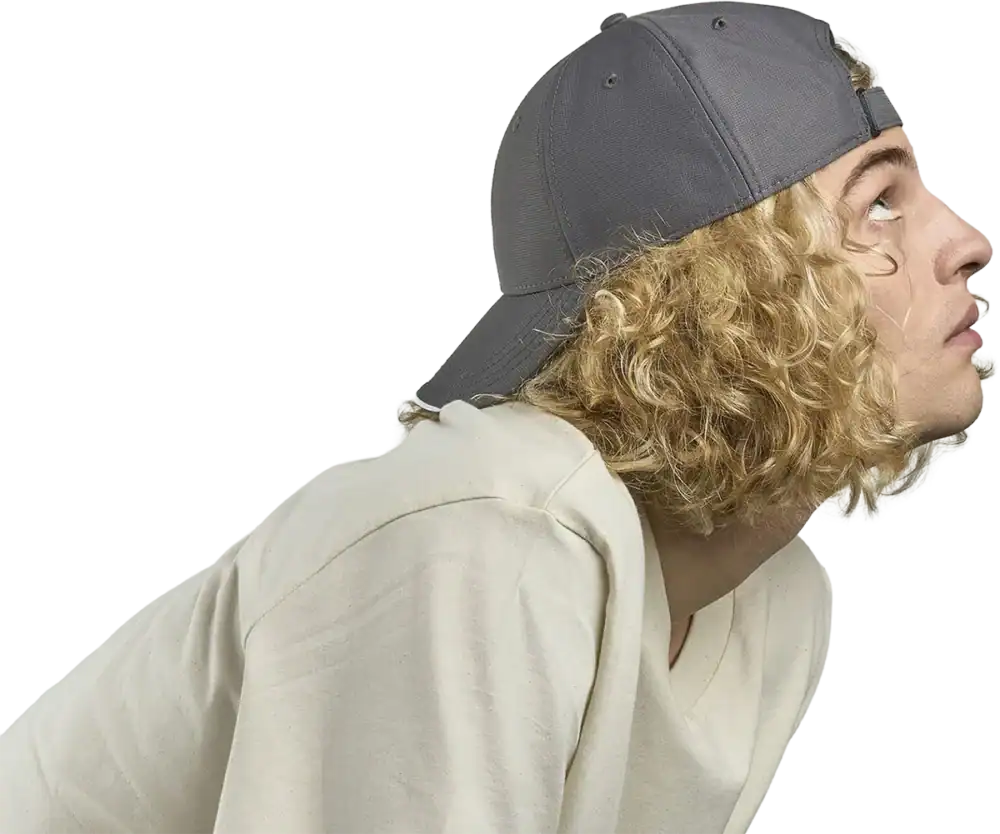 Casquette Atlantis Estoril personnalisable avec visière contrastée marquage logo entreprise Pilou Shop 64 porté vue de coté