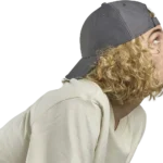 Casquette Atlantis Estoril personnalisable avec visière contrastée marquage logo entreprise Pilou Shop 64 porté vue de coté