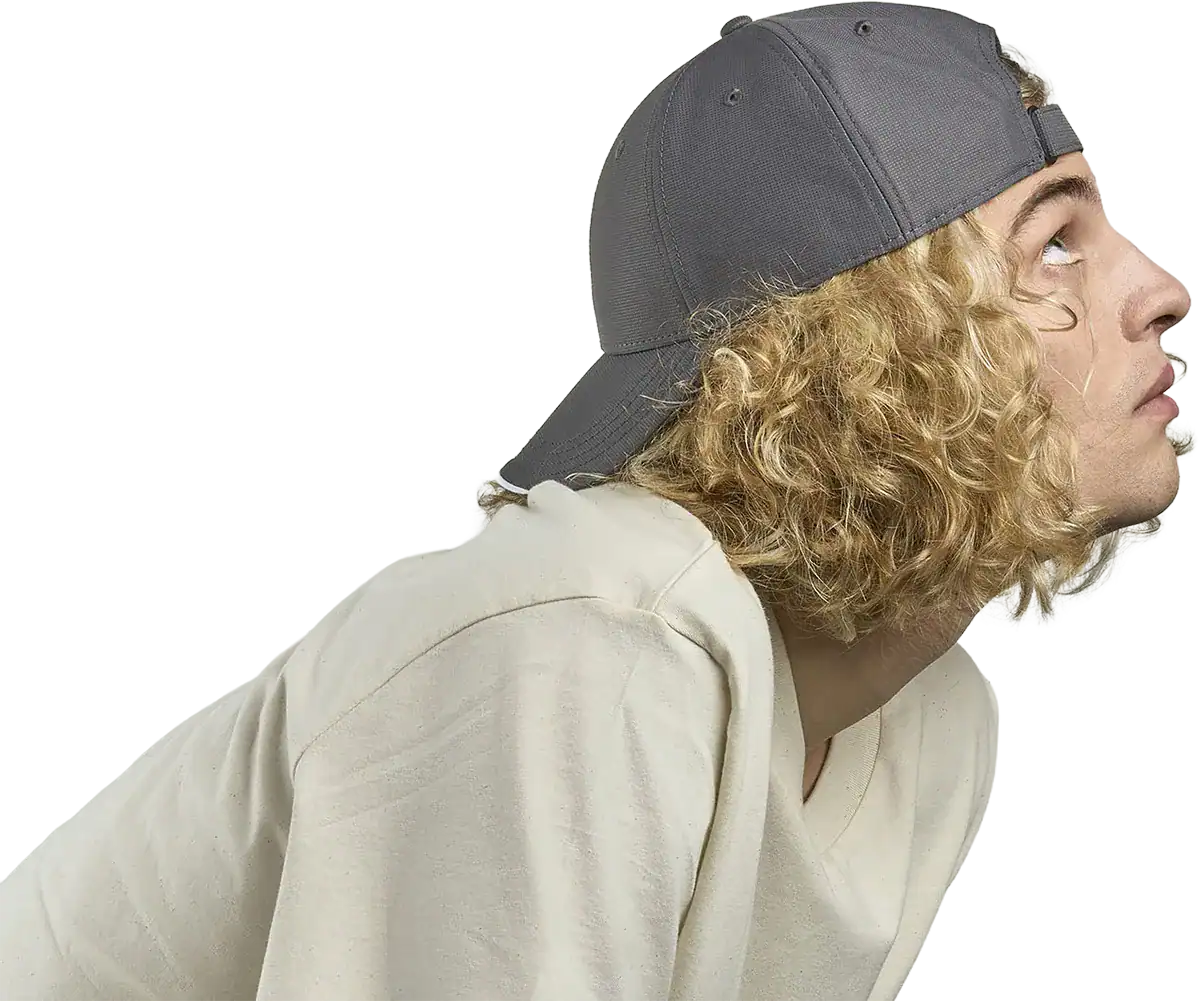 Casquette Atlantis Estoril personnalisable avec visière contrastée marquage logo entreprise Pilou Shop 64 porté vue de coté