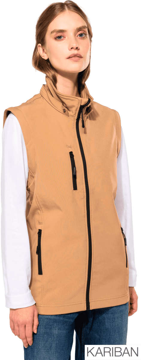Femme portant un gilet sans manches beige Kariban