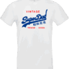 Pilou Shop 64 – T-shirt blanc SuperDad Vintage, parodie du style Superdry, inscription verte “Vintage SuperDad” avec caractères asiatiques et texte Premium Goods