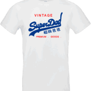 Pilou Shop 64 – T-shirt blanc SuperDad Vintage, parodie du style Superdry, inscription verte “Vintage SuperDad” avec caractères asiatiques et texte Premium Goods