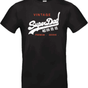 Pilou Shop 64 – T-shirt noir SuperDad Vintage, parodie du style Superdry, inscription blanche et orange “Vintage SuperDad” avec caractères asiatiques et texte Premium Goods