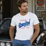 T-shirt Super Dad vintage porté par un homme dans un garage style rétro automobile