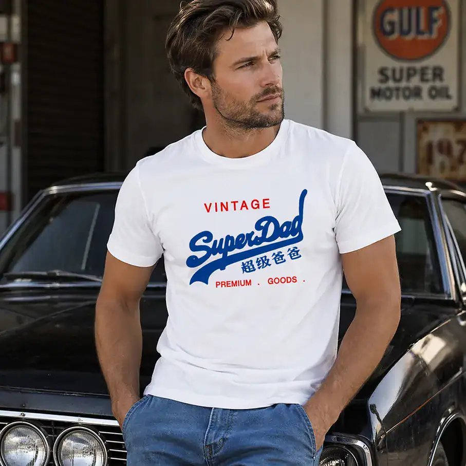 T-shirt Super Dad vintage porté par un homme dans un garage style rétro automobile