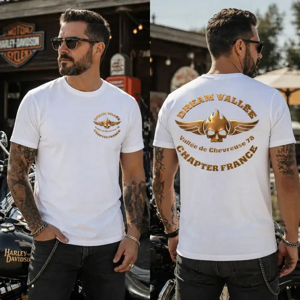 T-shirt blanc Dream Valley porté par homme style biker devant moto vue face et dos en extérieur garage