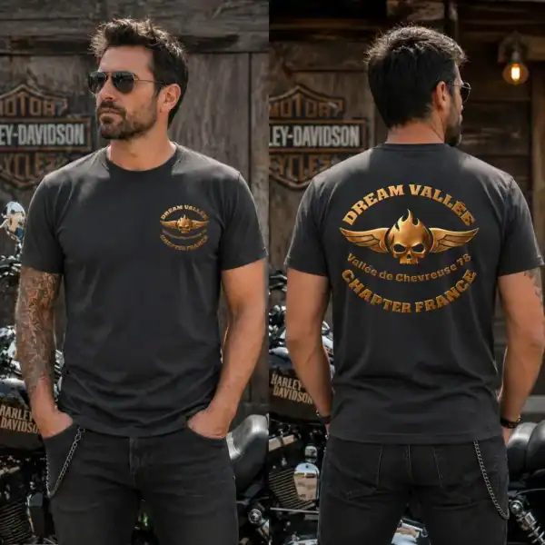 T-shirt noir Dream Valley porté par homme style biker devant moto vue face et dos en extérieur garage