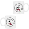 Mug blanc personnalisé avec logo circulaire et illustration centrale, impression visible sous deux angles montrant l’effet visuel lié à la courbure du mug