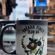 Tasse Béarn Fire Club 64 sur table.