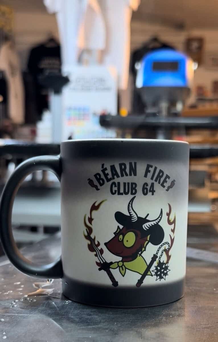 Tasse Béarn Fire Club 64 sur table.