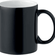 Tasse en céramique noire sur fond blanc