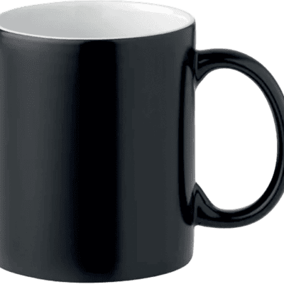 Tasse en céramique noire sur fond blanc