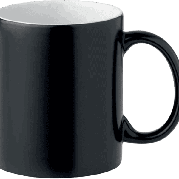 Tasse en céramique noire sur fond blanc