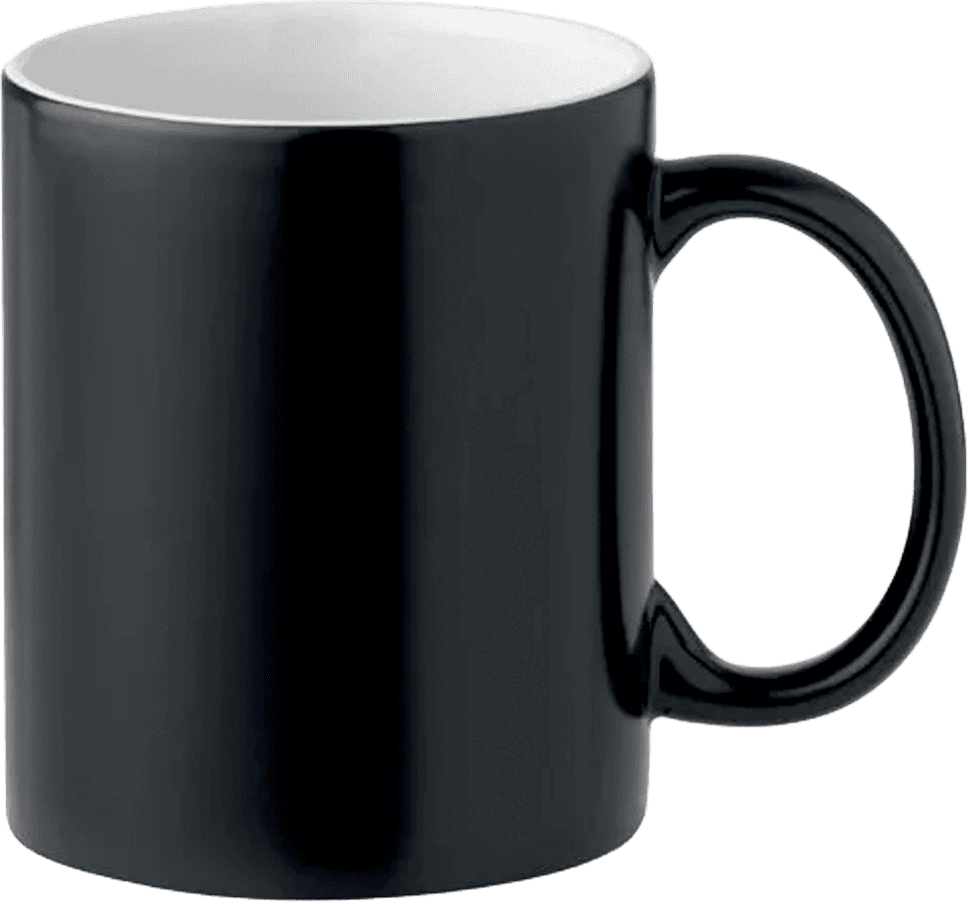 Tasse en céramique noire sur fond blanc