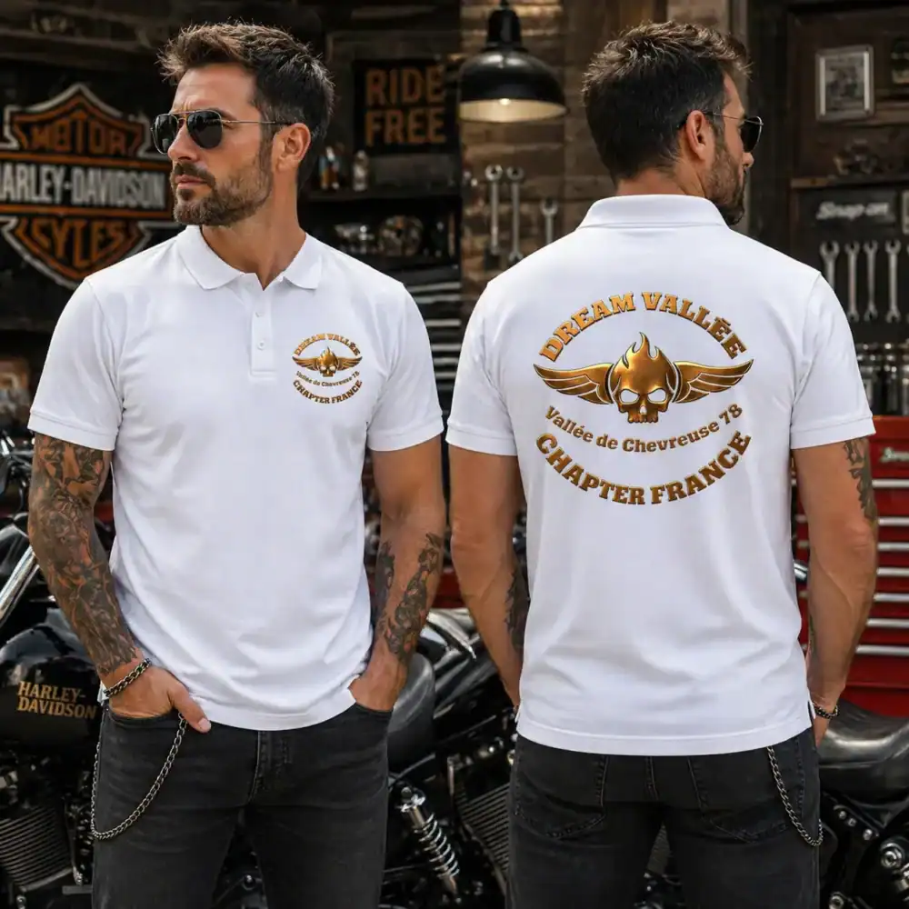 Polo blanc Dream Vallée Chapter France porté par homme style biker en garage moto vue face et dos