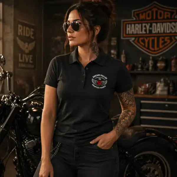 Polo femme noir Dream Vallée Chapter France porté par femme style biker en garage moto vue face et dos
