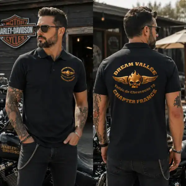 Polo noir Dream Vallée Chapter France porté par homme style biker en extérieur garage moto vue face et dos