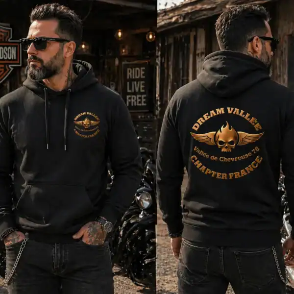 Sweat à capuche noir Dream Vallée Chapter France porté par homme style biker en garage moto vue face et dos