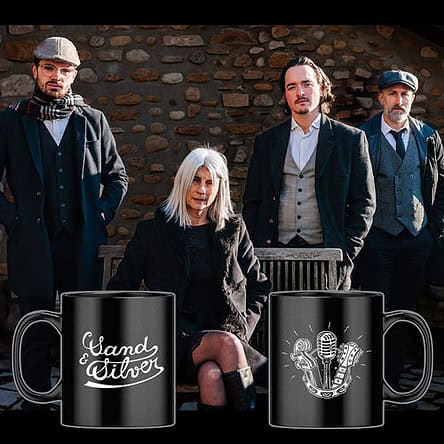 Groupe musical posant avec deux tasses décorées.