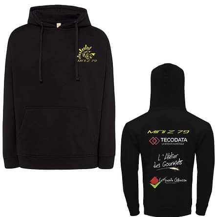 Sweat à capuche noir avec logos devant et derrière.