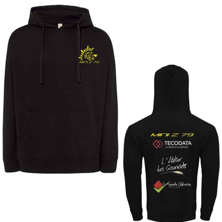 Sweat à capuche noir avec logos devant et derrière.