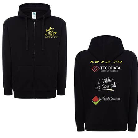 Sweat à capuche noir avec logos personnalisés.