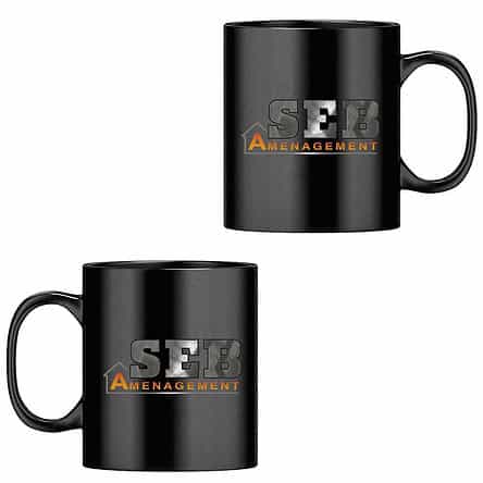 Mugs noirs promotionnels avec logo SEB Aménagement.