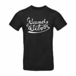 T-shirt noir avec inscription blanche décorative.