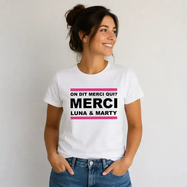 T-shirt texte humour on dit merci qui porté par femme fond neutre