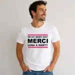 T-shirt texte merci luna et marty porté par homme fond neutre