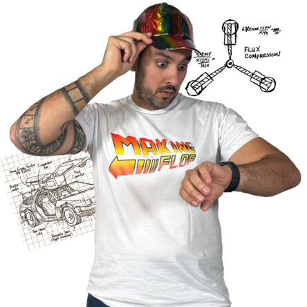 Homme vérifiant l'heure, chapeau coloré, tatouages.